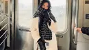 Jalan-jalan di New York saat musim dingin, ia pun tetap tampil keran dengan mantel hangatnya. Sambil jalan-jalan ia pun sempat menaiki kereta yang malah menjadi bahan bercandaan netizen. (Liputan6.com/IG/@yorikooangln_)