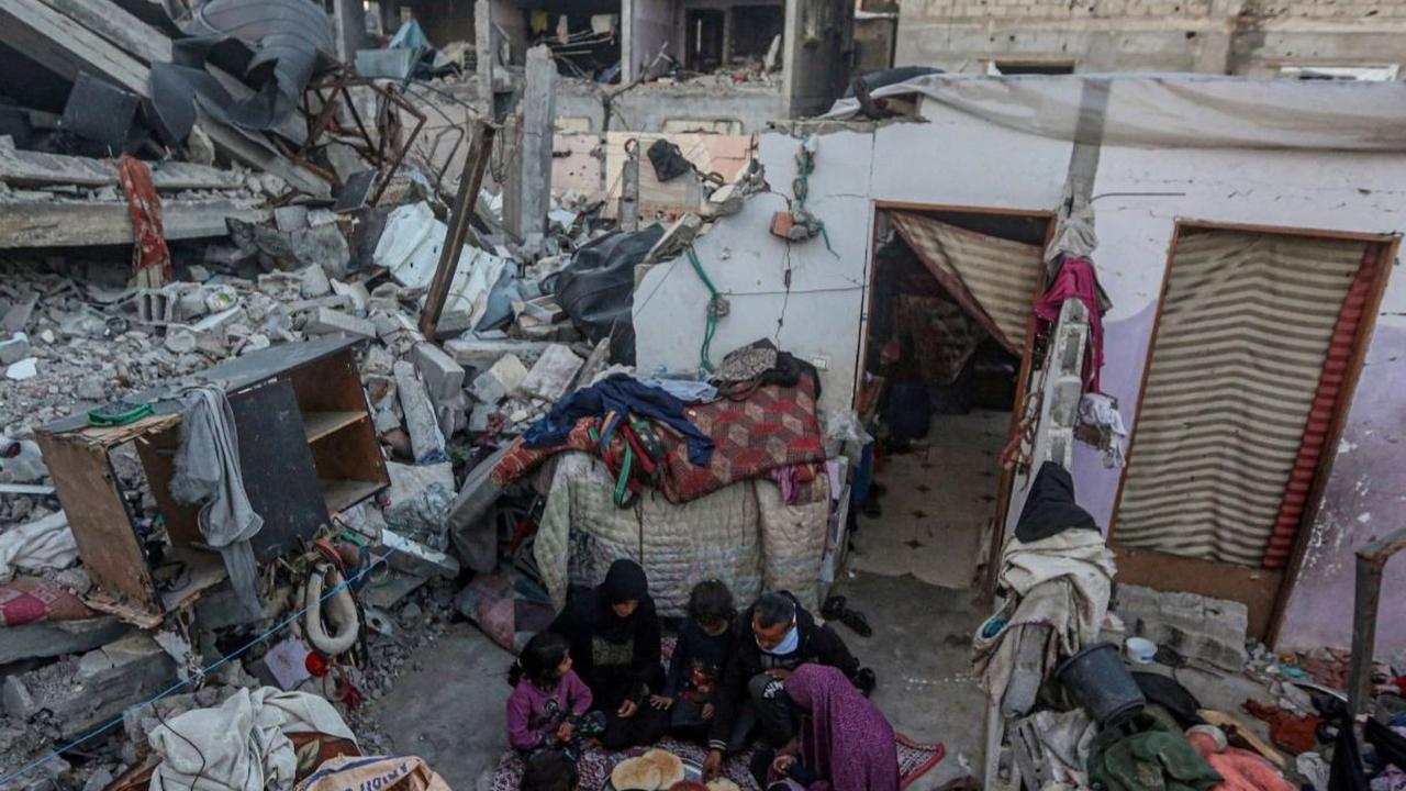 Keluarga Rabaya, yang tinggal di Rafah, Gaza selatan mengalami nasib malang saat rumah mereka hancur akibat serangan Israel. Foto: SAID KHATIB / AFP<br>