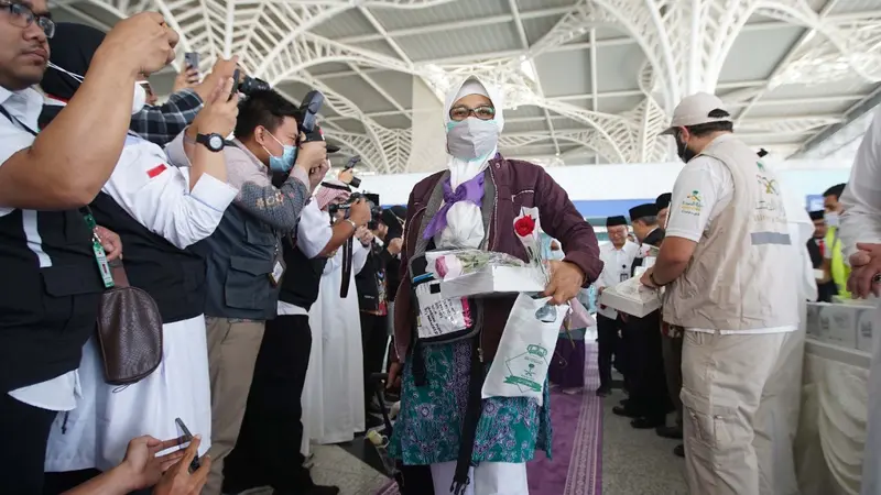 Sebanyak 358 jemaah haji Indonesia kloter pertama yang diberangkatkan dari embarkasi solo (SOC 1) sudah tiba di Madinah, Sabtu 4 Juni 2022 telah mendarat di Bandara Amir Muhammad bin Abdul Aziz (AMAA)