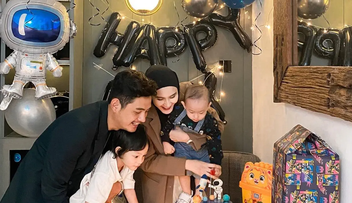 Tak mengundang banyak orang, begini momen Miqdad Addausy dan Nadya Fricella mendampingi kedua anaknya meniup lilin. Terlihat, anak-anak pasangan yang terpaut usia 6 tahun ini antusias merayakan ulang tahunnya. Diketahui lewat keterangan unggahannya, dekorasi unik momen ultah Zou dan Zeb ini adalah kreasi dari Nadya Fricella sendiri. (Liputan6.com/IG/@miqdadsy)