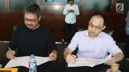 CEO KMK Online Adi Sariaatmadja (kanan) dan CEO KLN Steve Christian (kiri) menandatangani Akta Penggabungan (merger) PT Liputan6.com dan PT KLN, Jakarta, Kamis (29/3). Merger ini melahirkan KapanLagi Youniverse. (Liputan6.com/Arya Manggala)