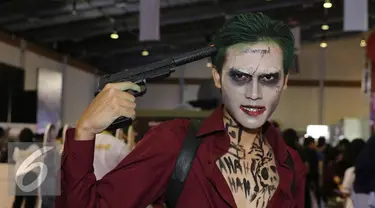 Cosplay Joker berpose di acara  Indonesia Comic Con 2016 di Jakarta, Sabtu (1/10). Indonesia Comic Con 2016 bertema "We Are Pop Culture" ini digelar di Hall A dan B, JCC Senayan. (Liputan6.com/Herman Zakharia)