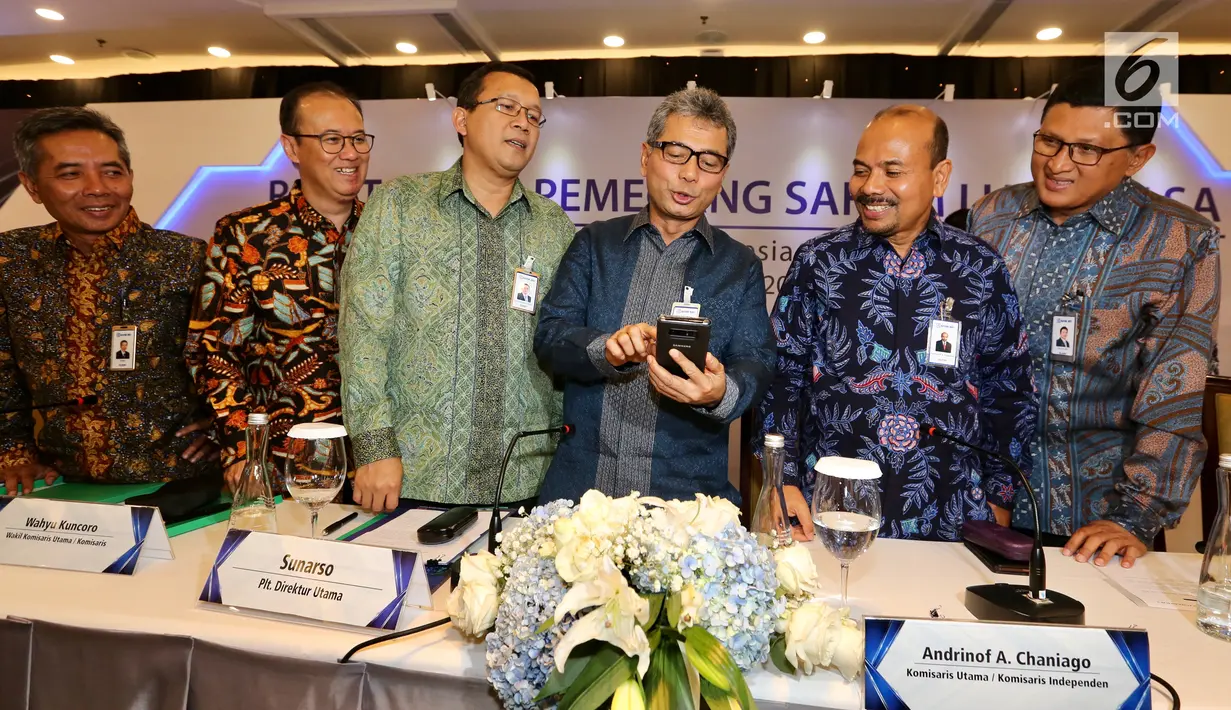 Direktur Utama Bank BRI Sunarso (tiga kanan) foto bersama jajaran direksi usai Rapat Umum Pemegang Saham Luar Biasa (RUPSLB) di Jakarta, Senin (2/9/2019). Sunarso naik ke posisi Direktur Utama Bank BRI menggantikan Suprajarto yang digeser menjadi Direktur Utama BTN. (Liputan6.com/Angga Yuniar)