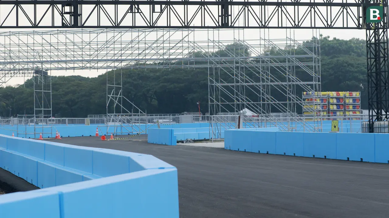 Foto: Melihat Kesibukan Pekerja Jelang Balapan Formula E di Jakarta