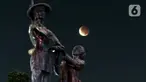 Proses terjadinya gerhana bulan terlihat dari kawasan Patung Pahlawan atau Tugu Tani, Jakarta, Rabu (26/5/2021). Badan Meteorologi Klimatologi Geofisika (BMKG) menyebutkan pada hari ini, Rabu (26/5) terjadi fenomena alam gerhana bulan atau super blood moon. (Liputan6.com/Helmi Fithriansyah)