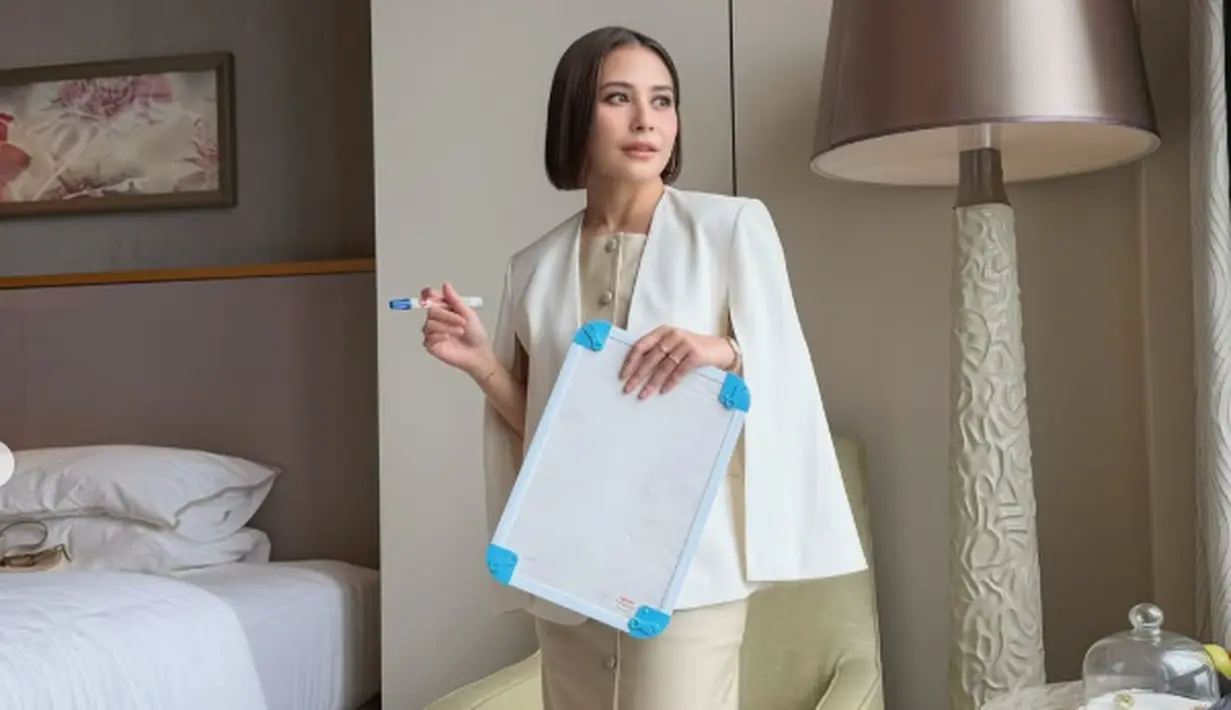 Di usianya yang relatif muda, Prilly berhasil membangun citra perempuan mandiri, cerdas, dan berani mengambil peran penting di industri hiburan. Hal tersebut tercermin jelas lewat gaya fashion yang ia pilih—elegan tanpa berlebihan, modern tanpa kehilangan karakter. (Foto: Prilly Latuconsina)
