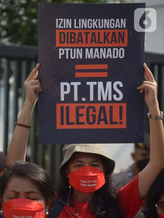 Warga pulau kecil Sangihe melakukan unjuk rasa di depan gedung Dirjen Minerba ESDM, Jakarta, Kamis (7/7/2022). Aksi menuntut untuk  memperjuangkan hak  atas ruang hidup dari pertambangan emas PT. TMS yang melakukan pertambangan emas, secara legalitas tidak lagi memiliki ijin operasi pertambangan lingkungan pulau Sangihe. (merdeka.com/Imam Buhori)