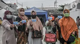 Orangtua dari anak penerima saat menunjukkan KJP yang baru diterima di kawasan Matraman, Jakarta, Selasa (24/11/2020). Penyaluran KJP plus tahap kedua ini menggunakan data baru berdasarkan pembaruan berkas warga penerima yang rampung pada bulan Oktober lalu. (merdeka.com/Iqbal S. Nugroho)