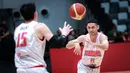 <p>Pemain Timnas Basket Indonesia, Widyanata Putra Teja mengumpan bola ke rekannya, Vincent Kosasih pada laga Indonesia International Basketball Invitational di Indonesia Arena, Senayan, Jakarta, Rabu (02/08/2023). (Bola.com/Bagaskara Lazuardi)</p>
