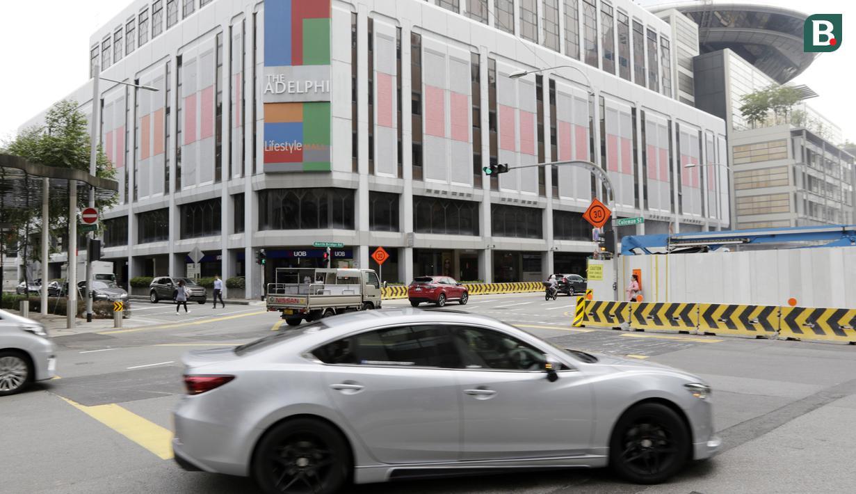Sejumlah mobil melintas di sekitar Hotel Peninsula Excelsior, Singapura, Rabu (7/11). Hotel bintang empat ini menjadi tempat menginap Timnas Indonesia jelang Piala AFF 2018. (Bola.com/M. Iqbal Ichsan)
