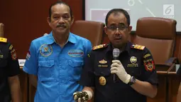 Dirjen Bea Cukai Heru Pambudi (kanan) dan Deputi Pemberantasan BNN Irjen Pol Arman Depari (kiri) menunjukkan barang bukti daun kath saat rilis di Kantor Pusat Bea Cukai, Jakarta, Senin (28/5). (Liputan6.com/Arya Manggala)