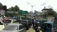 Untuk mengantisipasi antrean kendaraan di pintu Tol Ciawi, jajarannya membuka sebanyak 8 loket dari Jakarta menuju kawasan Puncak.