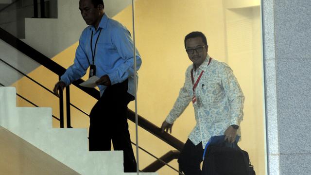 Menpora Imam Nahrawi, menaiki tangga. (Merdeka.com/Dwi Narwoko)