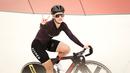 Pebalap sepeda putri Indonesia, Ayustina Delia Priatna memberikan gestur saat berlatih untuk ajang UCI Track Nations Cup 2023 di Jakarta International Velodrome, Rawamangun, Jakarta, Kamis (16/02/2023). (Bola.com/Bagaskara Lazuardi)