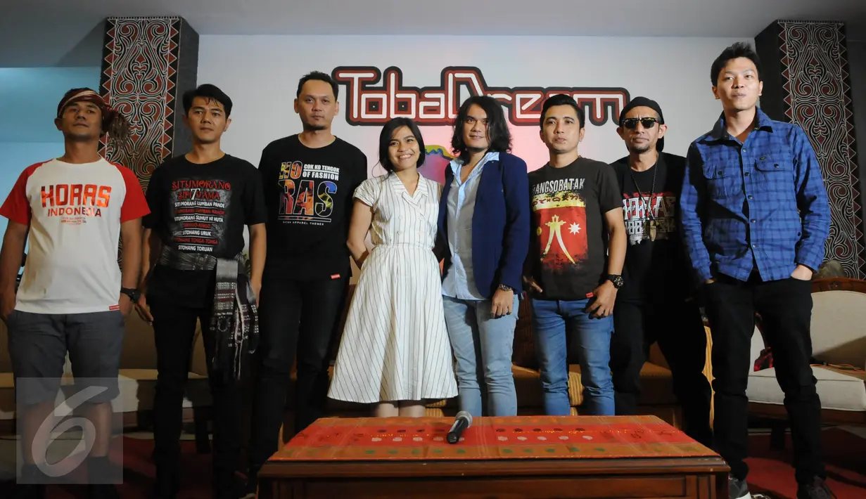 Viky Sianipar dan rekan-rekannya berpose saat acara jumpa pers di Toba Dream, Jakarta, (12/8). Dalam keterangnya tersebut sang Maestro lagu Batak Viky Sianipar dan CS akan melakukan keberangkatan menuju eropa lewat 5 Negara. (Liputan6.com/Helmi Afandi)