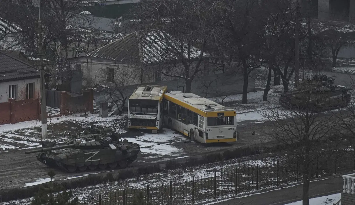 Tank tentara Rusia bergerak menyusuri jalan di pinggiran Mariupol, Ukraina, 11 Maret 2022. Tepat pada hari ini, Kamis, 24 Maret 2022, invasi Rusia ke Ukraina sudah terhitung genap satu bulan penuh. (AP Photo/Evgeniy Maloletka)