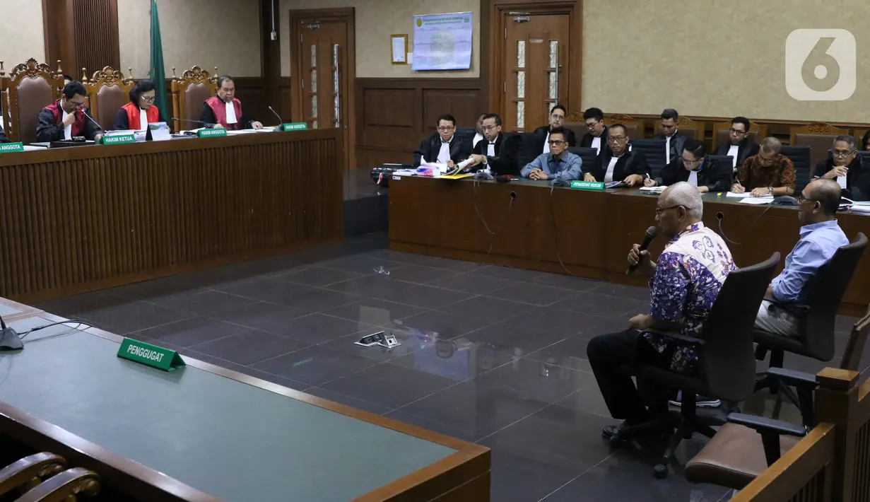 Saksi Kabul Riwanto dan Welfridus Korbaho memberikan keterangan saat sidang kasus suap pengadaan pesawat dan mesin pesawat di PT Garuda Indonesia dengan terdakwa Emirsyah Satar dan Soetikno Soedarjo di Pengadilan Tipikor Jakarta, Kamis (30/1/2020). (Liputan6.com/Angga Yuniar)