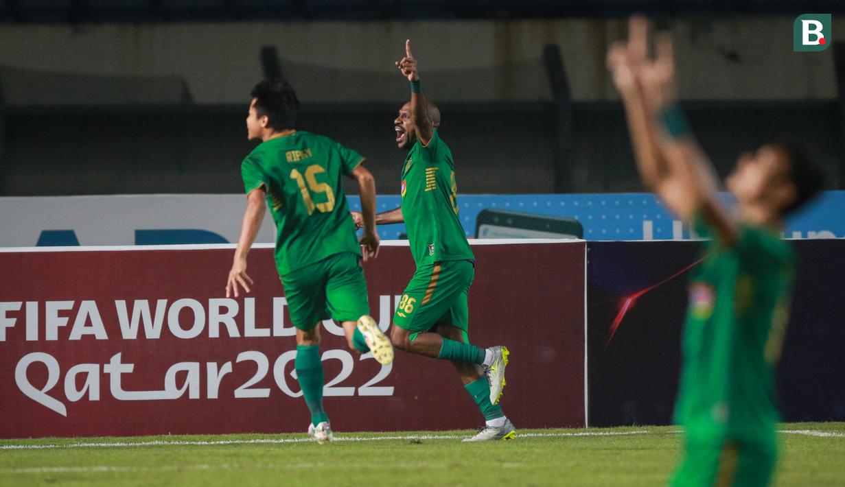 <p>Pemain PSS Sleman, Boaz Solossa (kanan) merayakan gol pertama timnya saat laga perempat final Piala Presiden 2022 antara Persib Bandung melawan PSS Sleman di Stadion Si Jalak Harupat, Bandung, Jumat (01/07/2022). (Bola.com/Bagaskara Lazuardi)</p>