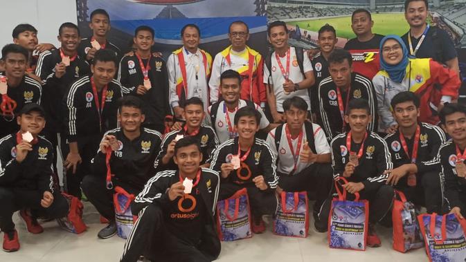 Para pemain Timnas Pelajar U-18 Indonesia berpose usai raih medali rebut posisi tiga di ASFC (dok: Kemenpora)