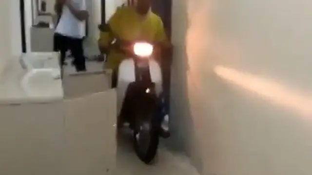 cara unik ustaz bangunkan sahur para santri