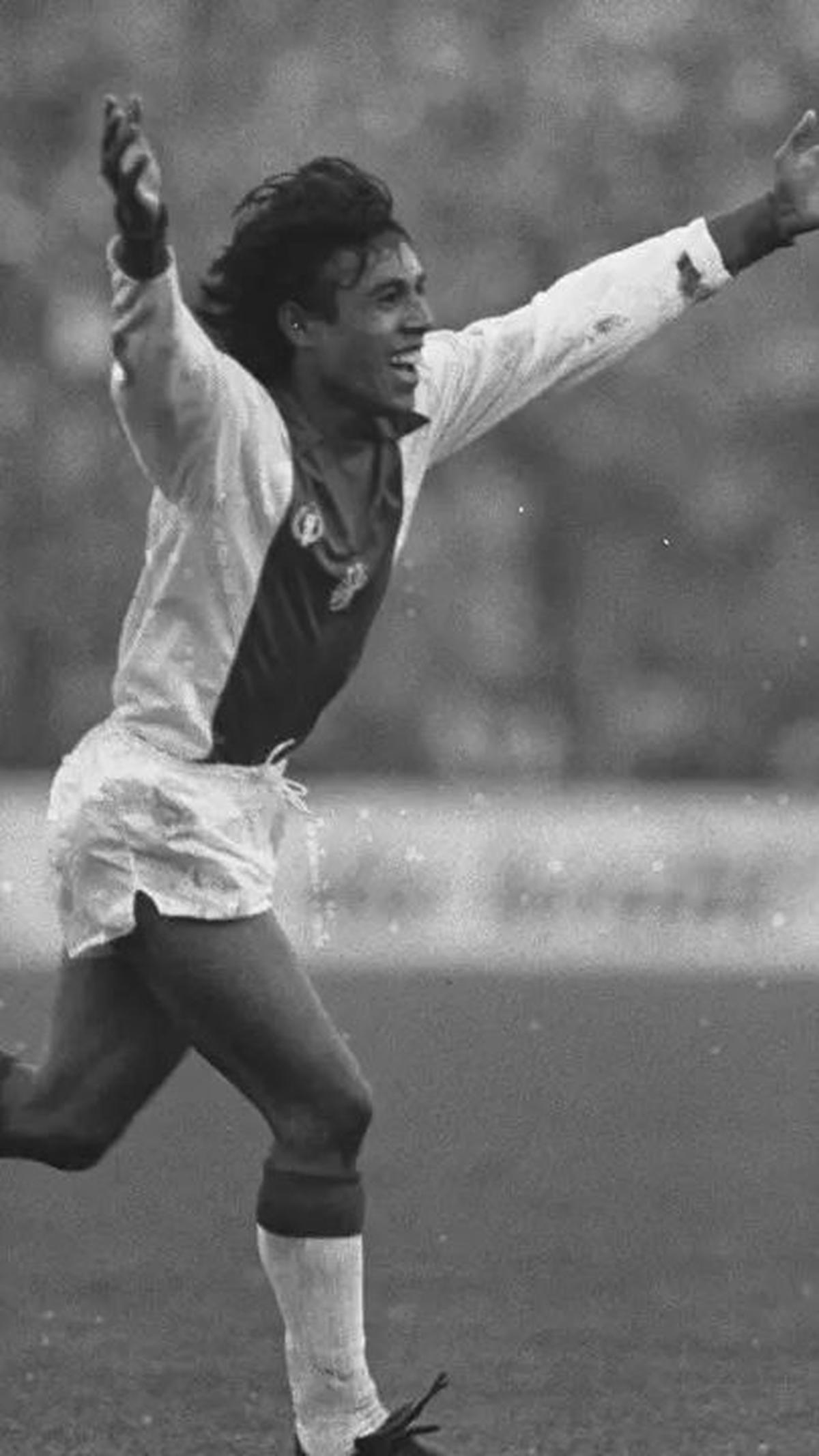 1. Simon Tahamata (Maluku)