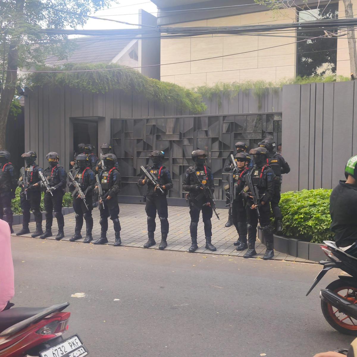 Rumah Silmy Karim Digeledah KPK, Brimob Bersenjata Lengkap Diterjunkan