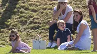 Kate Middleton bersama dua anaknya, Pangeran George dan Putri Charlotte mendukung Pangeran William yang bertanding untuk acara Maserati Royal Charity Polo Trophy selama Festival Polo di Beaufort Polo Club, Gloucestershire, Minggu (10/6). (AP Photo)