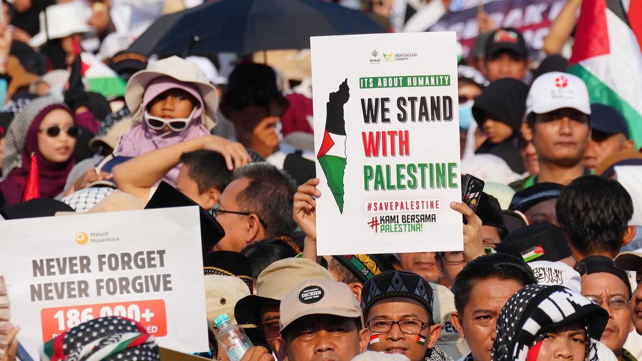FOTO: Indonesia Melawan Genosida: Ribuan Pengunjuk Rasa Serukan Keadilan untuk Palestina