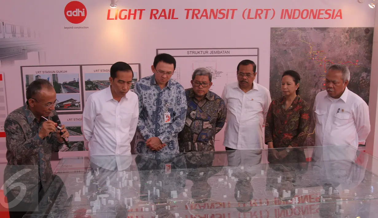(Ki-ka) Presiden Jokowi dan Gubernur Basuki Tjahaja Purnama mendengarkan penjelasan maket proyek pembangunan Light Rail Transit (LRT) dari Dirut Adhi Karya Kiswodarmawan pada Groundbreaking LRT Indonesia, Jakarta, Rabu (9/9). (Liputan6.com/Faizal Fanani)