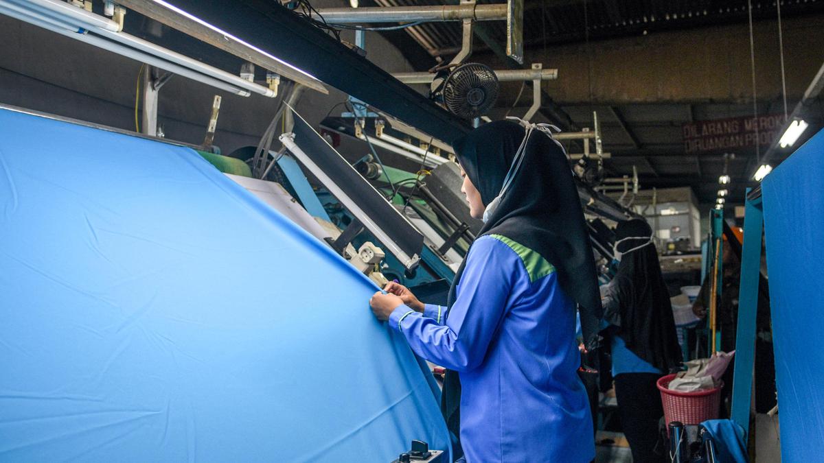 Menjahit Harapan di Tengah Gelombang PHK
