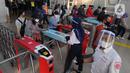 Petugas stasiun mengatur penumpang KRL Commuterline di Stasiun Bogor, Jawa Barat, Selasa (9/6/2020) pagi. Puluhan polisi, TNI, Satpol PP, dan petugas stasiun diterjunkan untuk memandu penumpang mengantisipasi antrean panjang seperti kemarin. (merdeka.com/Arie Basuki)