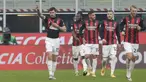 Bek AC Milan, Alessio Romagnoli (kiri) berselebrasi dengan rekan-rekannya usai mencetak gol ke gawang Fiorentina pada pertandingan lanjutan Liga Serie A Italia di stadion San Siro di Milan, Italia, Minggu (29/11/2020). AC Milan menang 2-0 atas Fiorentina. (AP Photo / Luca Bruno )