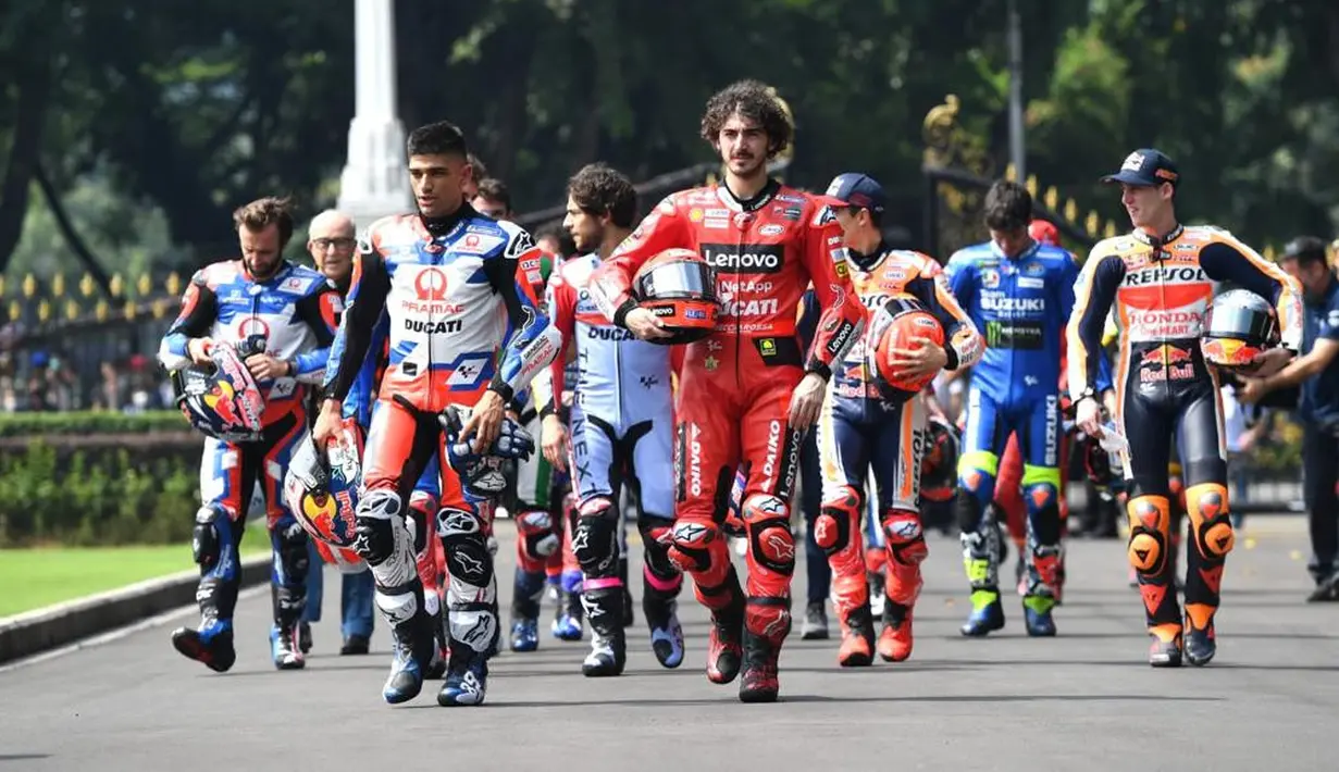 Sejumlah pembalap MotoGP tiba di Istana Merdeka, Jakarta, Rabu (16/3/2022). Hari ini, Jokowi menerima sejumlah pembalap MotoGP yang sebagian besar merupakan rider yang akan tampil pada MotoGP Mandalika, 18-20 Maret 2022. (Lukas - Biro Pers/Setpres)