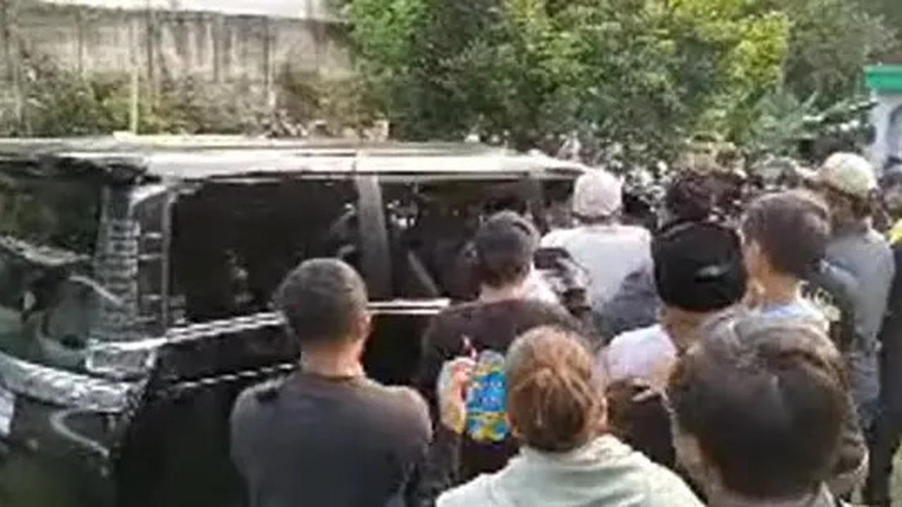 10 Potret Suasana Pemakaman Mpok Alpa, Diiringi Tangis Keluarga dan Sahabat