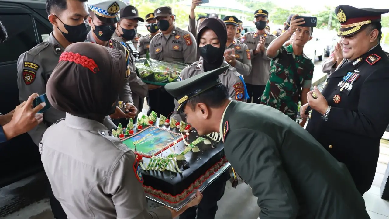 Kapolres Berau AKBP Sindhu Brahmarya memberi kejutan berupa kue dan nasi tumpeng ke 16 Mako TNI di Berau pada Rabu 5 Oktober 2022. (Istimewa)