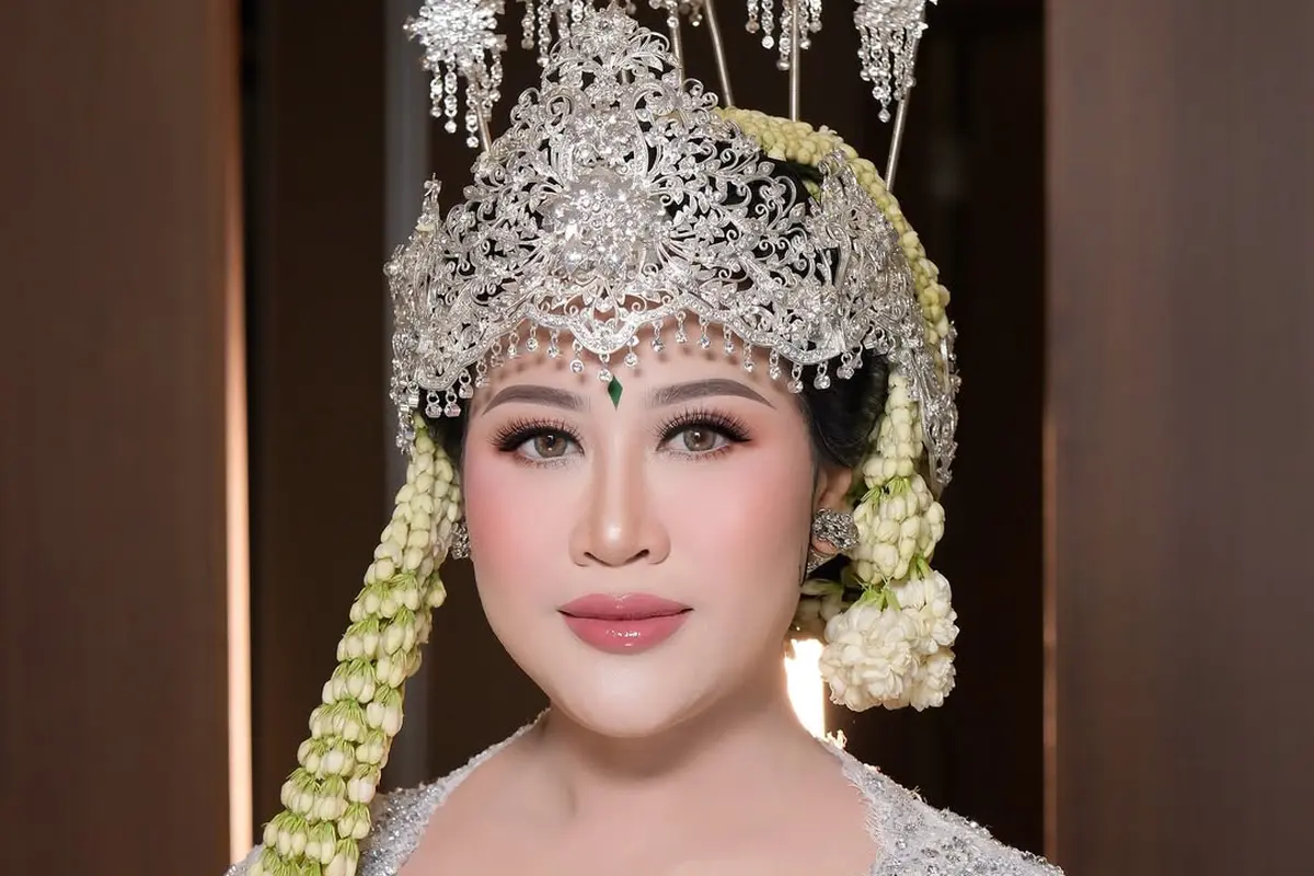 Boiyen Resmi Menikah, Intip Pesona Sang Komedian dalam Balutan Siger Sunda hingga Gaun Berpayet Mewah