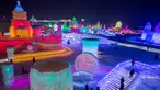 Suasana saat Festival Es dan Salju digelar di Harbin, Tiongkok, Rabu (4/1). Festival musim dingin legendaris tersebut kembali menampilkan pahatan dan replika sejumlah ikon dunia berukuran raksasa yang terbuat dari es.( AFP PHOTO / Nicolas ASFOURI)