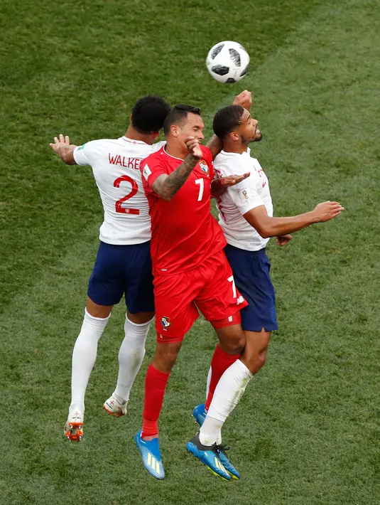 Pemain Panama Blas Perez diapit dua pemain Inggris saat pertanding Piala Dunia 2018 di Nizhny Novgorod Stadium, Rusia (24/6). Pesta gol ke gawang Panama membawa The Three Lions menyamai catatan Belgia. (AP/Darko Bandic)
