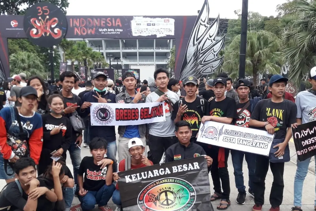 Didi (tengah, kaos putih) bersama rekan-rekannya dari Brebes Selatan ikut merayakan ulang tahun ke-35 Slank di konser Indonesia Now,  di GBK, Minggu (23/12). (Liputan6.com/Edu Krisnadefa).