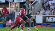 Penyerang Newcastle United William Osula diadang bek Liverpool Jeremie Frimpong pada laga Liga Inggris 2025/2026 di St James' Park, Senin (24/8/2026) dini hari WIB. (AP Photo/Ian Hodgson)