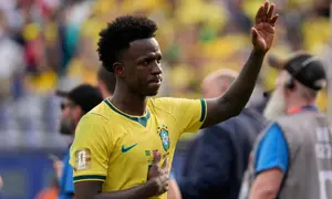 Vinicius Junior dari Brasil berjalan keluar lapangan setelah pertandingan babak 16 besar Piala Dunia antara Brasil dan Norwegia di East Rutherford, N.J., dekat New York, Senin, 6 Juli 2026. (AP Photo/Seth Wenig)