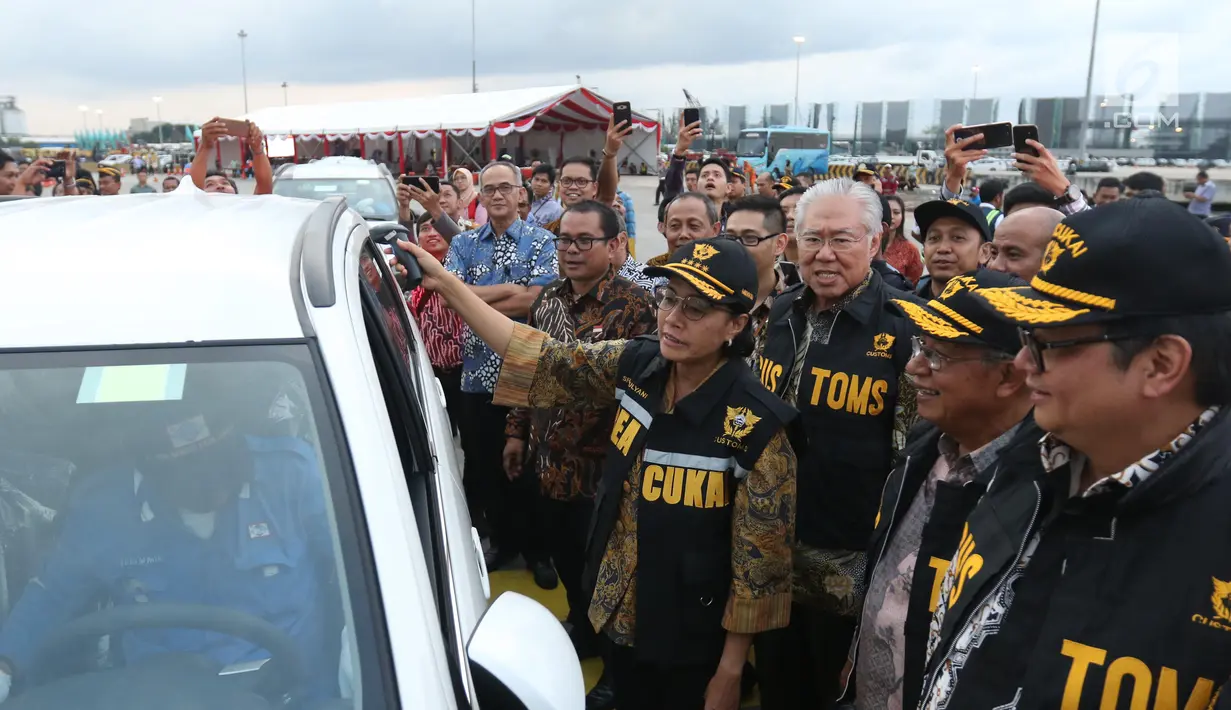 Menkeu Sri Mulyani saat meluncurkan simplifikasi prosedur ekspor mobil utuh (completely build up/CBU) di Pelabuhan Tanjung Priok, Jakarta, Selasa (12/2). Kebijakan itu bertujuan untuk mendorong peningkatan ekspor. (Liputan6.com/Angga Yuniar)