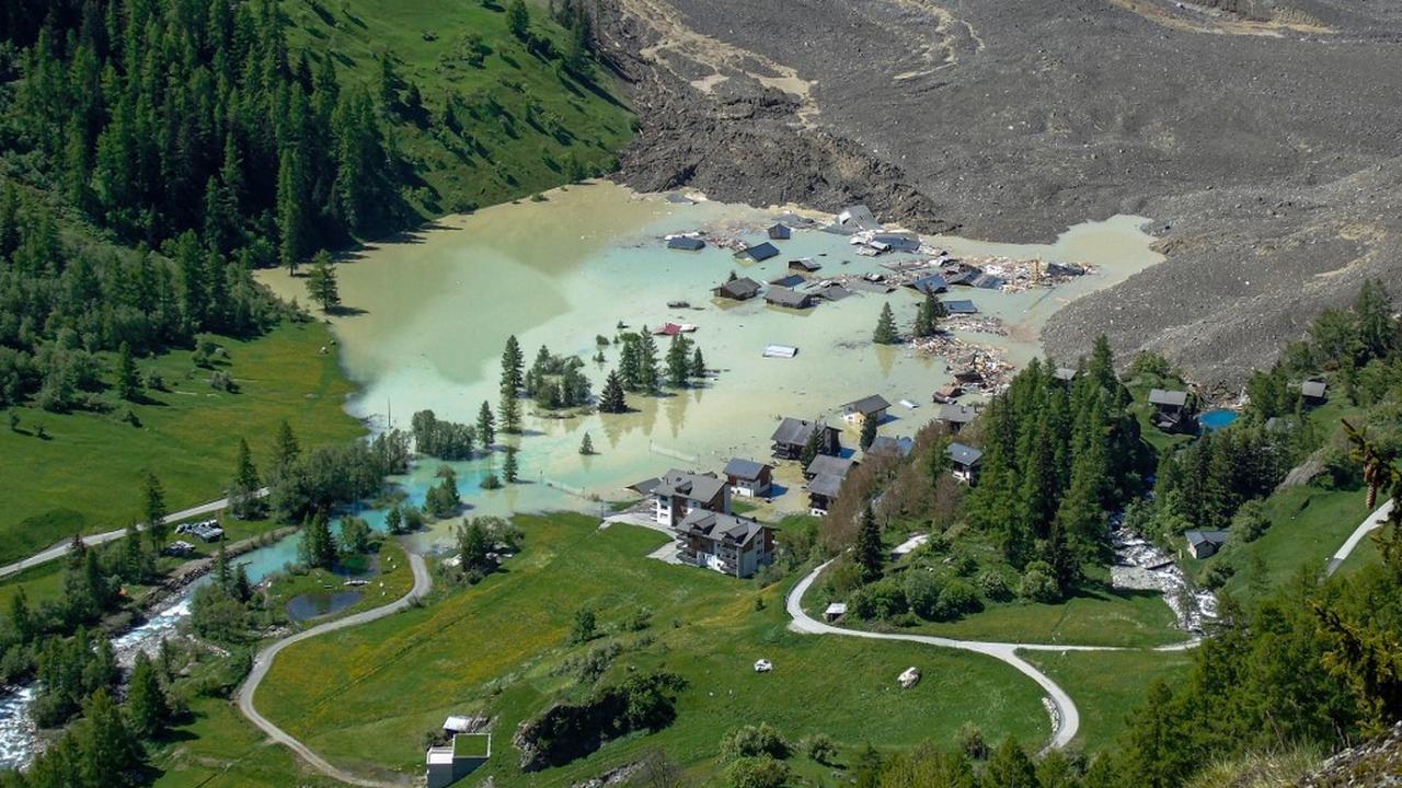 Kondisi desa terindah di Swiss terkubur reruntuhan gletser Pegunungan Alpen