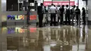 Petugas bandara memeriksa dokumen penumpang asing di konter saat mereka tiba di Bandara Internasional Manila, Filipina, Kamis (10/2/2022). Filipina mulai hari ini membuka kembali pintu bagi turis asing setelah hampir dua tahun menutup perbatasannya. (AP Photo/Basilio Sepe)