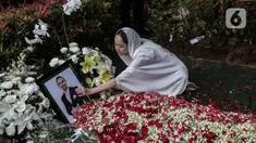 Bunga Citra Lestari atau BCL menaburkan bunga ke pusara Ashraf Sinclair saat pemakaman di San Diego Hills, Karawang, Jawa Barat, Selasa (18/2/2020). Ashraf Sinclair meninggal dunia pada usia 40 tahun diduga akibat serang jantung. (Liputan6.com/Faizal Fanani)