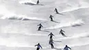 Atlet ski Korea Selatan dan Korea Utara mengikuti sesi pelatihan bersama di resor ski Masik Pass di Korea Utara, (1/2). Ketegangan antara kedua negara, tidak berpengaruh bagi para atlet untuk berlatih bersama. (Korea Pool/Yonhap via AP)