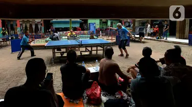 Petenis melakukan servis ke arah lawannya saat kejuaraan Bintikers Cup Tenis Meja di Pasar Grogol, Jakarta, Sabtu (14/12/2019). Turnamen Bintikers Cup Tenis Meja diikuti 125 orang yang merupakan perwakilan pedagang pasar se-Jabodetak dan luar Jakarta seperti Surabaya. (merdeka.com/Imam Buhori)