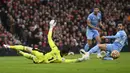 David De Gea bersama Cristiano Ronaldo menjadi dua pemain Manchester United yang tampil lumayan saat Manchester United ditekuk 0-2 sang tetangga, Manchester City, Sabtu (6/11/2021). Para pemain lain tampil mengeceawakan, bahkan layak diberi nilai di bawah 5. (AFP/Oli Scarff)