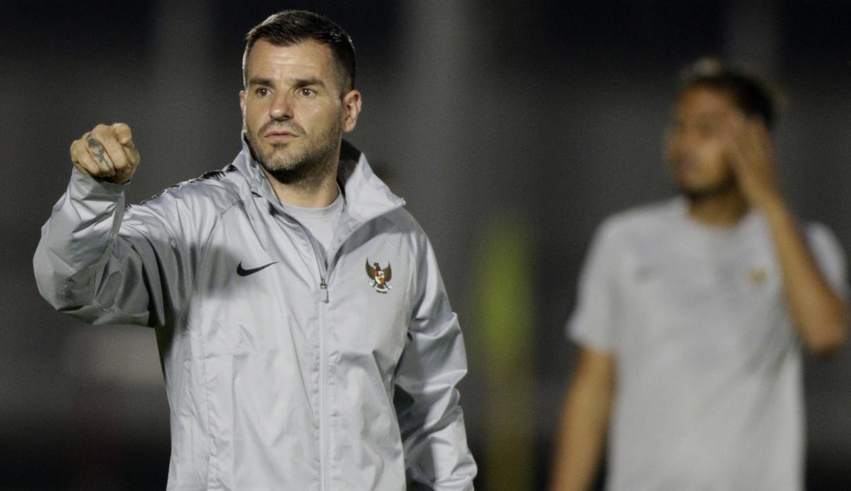 Pelatih Timnas Indonesia, Simon McMenemy, memberikan instruksi saat latihan di Stadion Madya, Jakarta, Senin (21/3). Latihan ini persiapan jelang laga persahabatan melawan Myanmar. (Bola.com/M. Iqbal Ichsan)