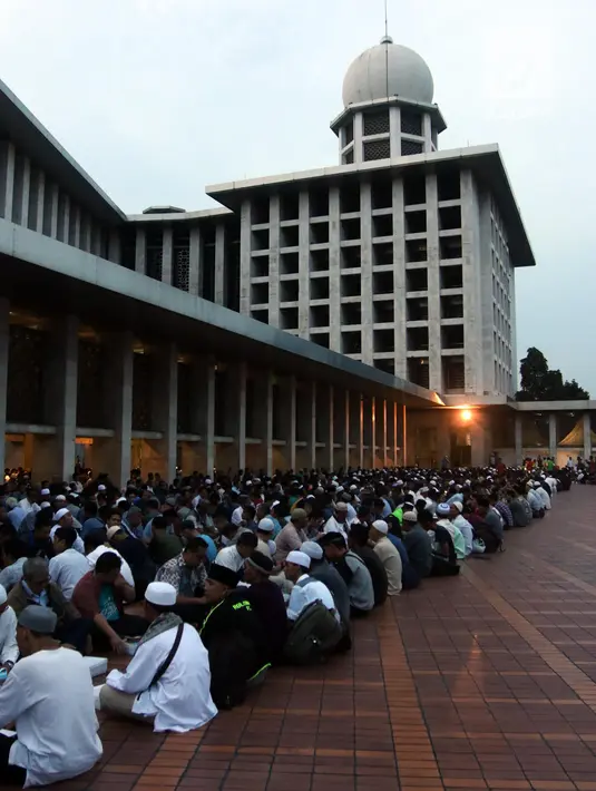 Jemaah menunggu azan maghrib saat mengikuti buka puasa bersama di Masjid Istiqlal, Jakarta, Kamis (17/5). (Liputan6.com/Arya Manggala)